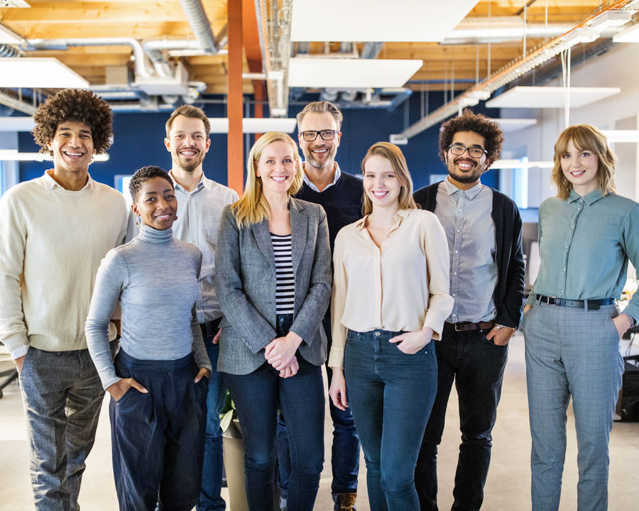 Equipo de trabajo diverso reunido en una oficina